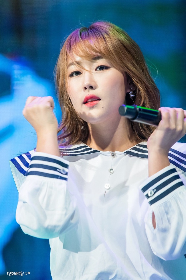 Sau Nancy và JooE (MOMOLAND), thêm một nữ idol Kpop bị netizen chê tơi bời vì ngoại hình xấu xí - Ảnh 2.