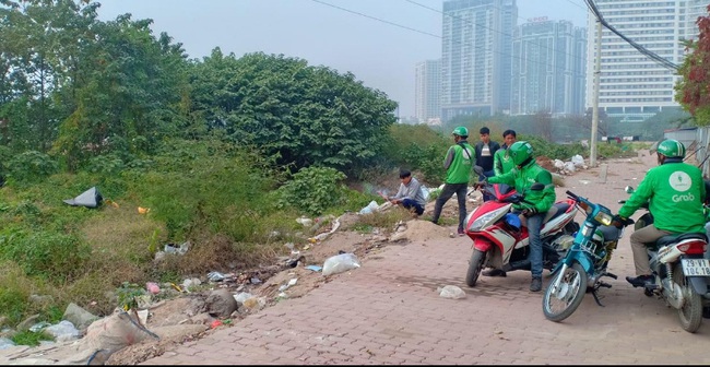 Hà Nội : Người dân hốt hoảng phát hiện xác thai nhi bọc trong tui ni lông ở bãi rác - Ảnh 1.