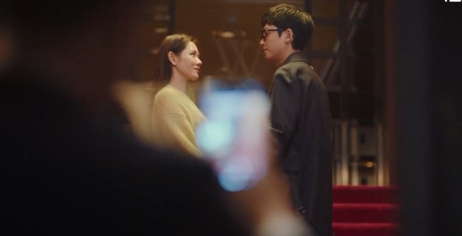 &quot;Crash Landing On You&quot;: Son Ye Jin tán tỉnh Hyun Bin đầy sến súa, suýt nữa đã có cảnh hôn ngay tập mở màn - Ảnh 2.