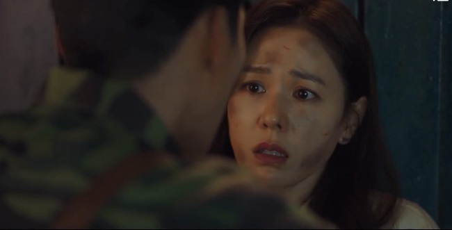 &quot;Crash Landing On You&quot;: Son Ye Jin tán tỉnh Hyun Bin đầy sến súa, suýt nữa đã có cảnh hôn ngay tập mở màn - Ảnh 21.