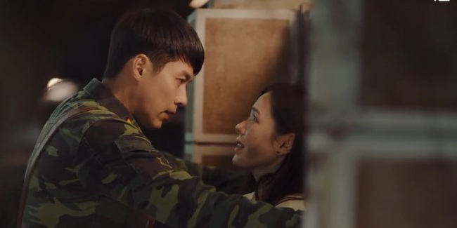 &quot;Crash Landing On You&quot;: Son Ye Jin tán tỉnh Hyun Bin đầy sến súa, suýt nữa đã có cảnh hôn ngay tập mở màn - Ảnh 22.
