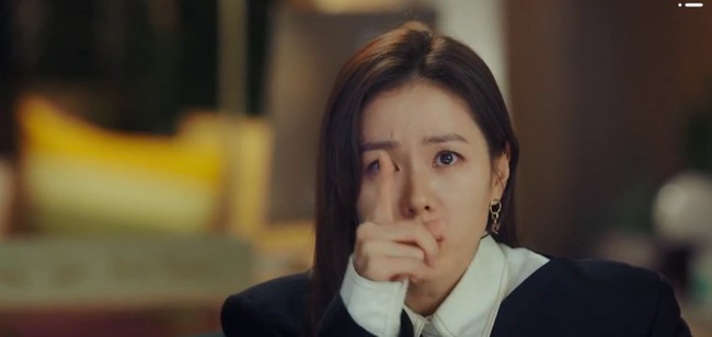 &quot;Crash Landing On You&quot;: Son Ye Jin tán tỉnh Hyun Bin đầy sến súa, suýt nữa đã có cảnh hôn ngay tập mở màn - Ảnh 4.