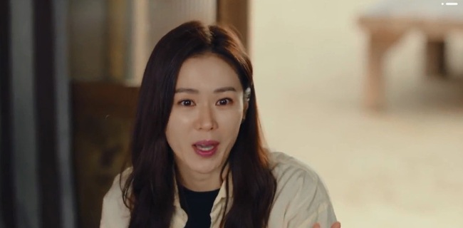 &quot;Crash Landing On You&quot; tập 2: Hyun Bin nhận vơ Son Ye Jin là vợ sắp cưới, muối mặt đi mua áo ngực nhưng lại chọn nhầm size - Ảnh 2.