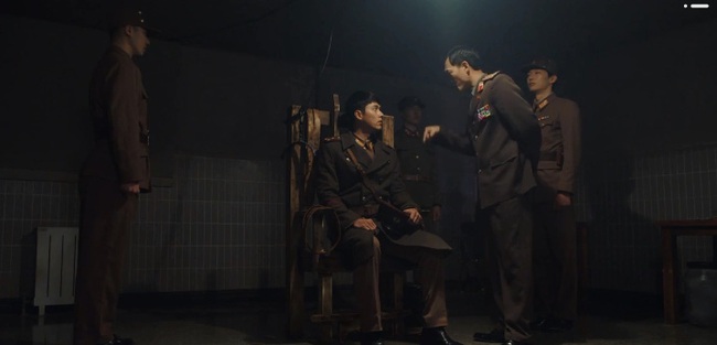 "Crash Landing On You" tập 2: Hyun Bin nhận vơ Son Ye Jin là vợ sắp cưới, muối mặt đi mua áo ngực nhưng lại chọn nhầm size - Ảnh 10. "Crash Landing On You" tập 2: Hyun Bin nhận vơ Son Ye Jin là vợ sắp cưới, muối mặt đi mua áo ngực nhưng lại chọn nhầm size - Ảnh 10.