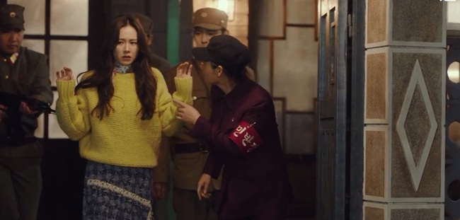 "Crash Landing On You" tập 2: Hyun Bin nhận vơ Son Ye Jin là vợ sắp cưới, muối mặt đi mua áo ngực nhưng lại chọn nhầm size - Ảnh 12. "Crash Landing On You" tập 2: Hyun Bin nhận vơ Son Ye Jin là vợ sắp cưới, muối mặt đi mua áo ngực nhưng lại chọn nhầm size - Ảnh 12.