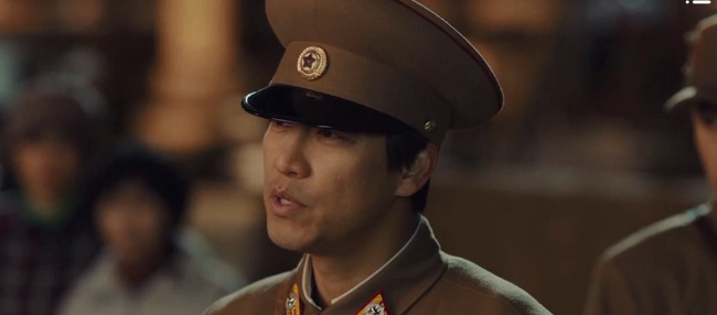 "Crash Landing On You" tập 2: Hyun Bin nhận vơ Son Ye Jin là vợ sắp cưới, muối mặt đi mua áo ngực nhưng lại chọn nhầm size - Ảnh 11. "Crash Landing On You" tập 2: Hyun Bin nhận vơ Son Ye Jin là vợ sắp cưới, muối mặt đi mua áo ngực nhưng lại chọn nhầm size - Ảnh 11.