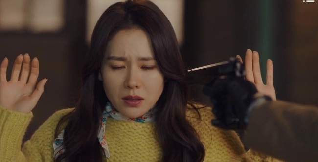 "Crash Landing On You" tập 2: Hyun Bin nhận vơ Son Ye Jin là vợ sắp cưới, muối mặt đi mua áo ngực nhưng lại chọn nhầm size - Ảnh 13. "Crash Landing On You" tập 2: Hyun Bin nhận vơ Son Ye Jin là vợ sắp cưới, muối mặt đi mua áo ngực nhưng lại chọn nhầm size - Ảnh 13.
