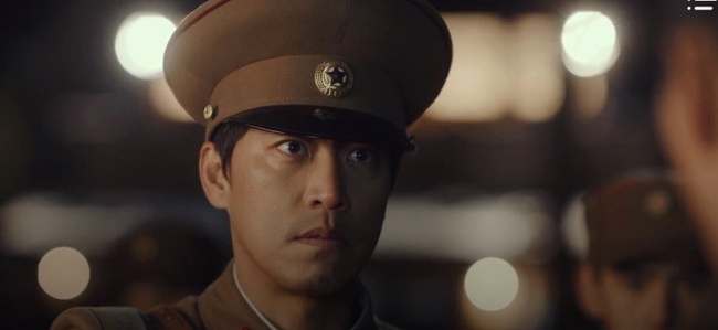 "Crash Landing On You" tập 2: Hyun Bin nhận vơ Son Ye Jin là vợ sắp cưới, muối mặt đi mua áo ngực nhưng lại chọn nhầm size - Ảnh 14. "Crash Landing On You" tập 2: Hyun Bin nhận vơ Son Ye Jin là vợ sắp cưới, muối mặt đi mua áo ngực nhưng lại chọn nhầm size - Ảnh 14.