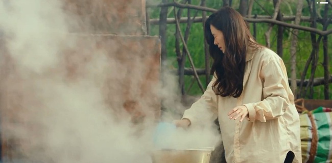 "Crash Landing On You" tập 2: Hyun Bin nhận vơ Son Ye Jin là vợ sắp cưới, muối mặt đi mua áo ngực nhưng lại chọn nhầm size - Ảnh 4. "Crash Landing On You" tập 2: Hyun Bin nhận vơ Son Ye Jin là vợ sắp cưới, muối mặt đi mua áo ngực nhưng lại chọn nhầm size - Ảnh 4.