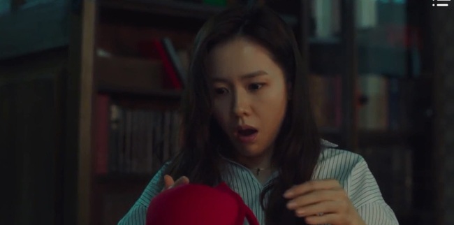"Crash Landing On You" tập 2: Hyun Bin nhận vơ Son Ye Jin là vợ sắp cưới, muối mặt đi mua áo ngực nhưng lại chọn nhầm size - Ảnh 8. "Crash Landing On You" tập 2: Hyun Bin nhận vơ Son Ye Jin là vợ sắp cưới, muối mặt đi mua áo ngực nhưng lại chọn nhầm size - Ảnh 8.