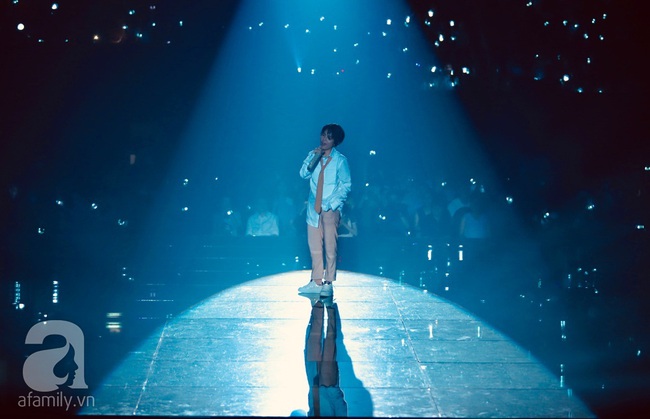 Bước hụt chân té nhào khỏi sân khấu Vũ Cát Tường khiến fan vô cùng lo lắng nhưng màn hát live sau đó mới khiến mọi người thán phục - Ảnh 5. Bước hụt chân té nhào khỏi sân khấu Vũ Cát Tường khiến fan vô cùng lo lắng nhưng màn hát live sau đó mới khiến mọi người thán phục - Ảnh 5.