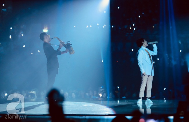Bước hụt chân té nhào khỏi sân khấu Vũ Cát Tường khiến fan vô cùng lo lắng nhưng màn hát live sau đó mới khiến mọi người thán phục - Ảnh 7. Bước hụt chân té nhào khỏi sân khấu Vũ Cát Tường khiến fan vô cùng lo lắng nhưng màn hát live sau đó mới khiến mọi người thán phục - Ảnh 7.