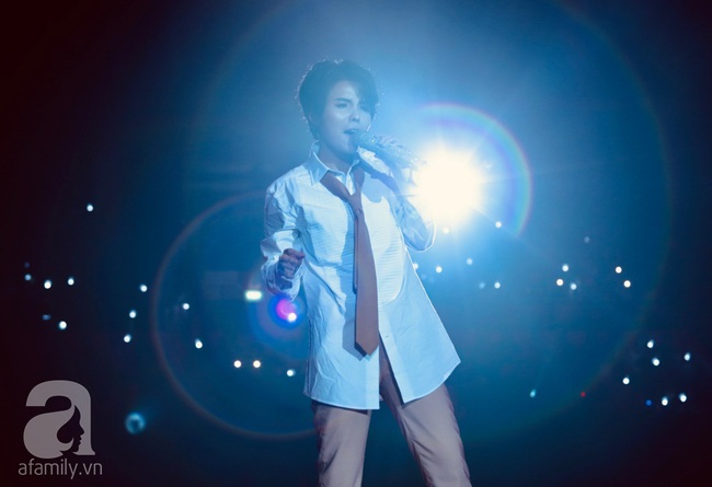 Bước hụt chân té nhào khỏi sân khấu Vũ Cát Tường khiến fan vô cùng lo lắng nhưng màn hát live sau đó mới khiến mọi người thán phục - Ảnh 8. Bước hụt chân té nhào khỏi sân khấu Vũ Cát Tường khiến fan vô cùng lo lắng nhưng màn hát live sau đó mới khiến mọi người thán phục - Ảnh 8.