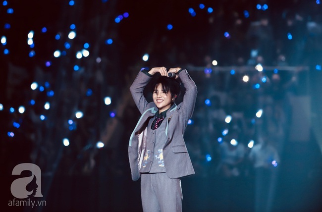 Bước hụt chân té nhào khỏi sân khấu Vũ Cát Tường khiến fan vô cùng lo lắng nhưng màn hát live sau đó mới khiến mọi người thán phục - Ảnh 12. Bước hụt chân té nhào khỏi sân khấu Vũ Cát Tường khiến fan vô cùng lo lắng nhưng màn hát live sau đó mới khiến mọi người thán phục - Ảnh 12.