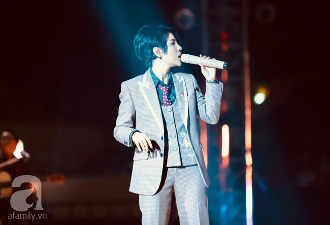 Bước hụt chân té nhào khỏi sân khấu Vũ Cát Tường khiến fan vô cùng lo lắng nhưng màn hát live sau đó mới khiến mọi người thán phục - Ảnh 14. Bước hụt chân té nhào khỏi sân khấu Vũ Cát Tường khiến fan vô cùng lo lắng nhưng màn hát live sau đó mới khiến mọi người thán phục - Ảnh 14.