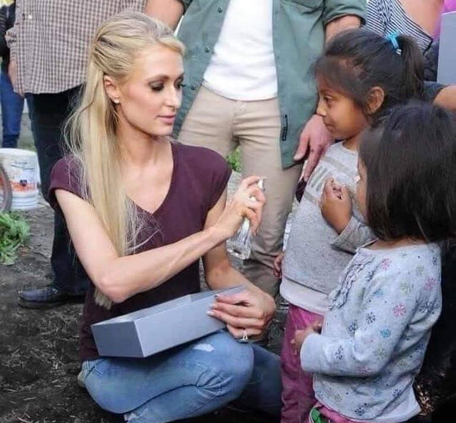 Đang yên đang lành, &quot;cô đào lắm chiêu&quot; Paris Hilton bỗng nhiên bị lôi lại quá khứ đáng xấu hổ vì đi làm từ thiện nhưng lại tặng trẻ em món đồ này - Ảnh 2.