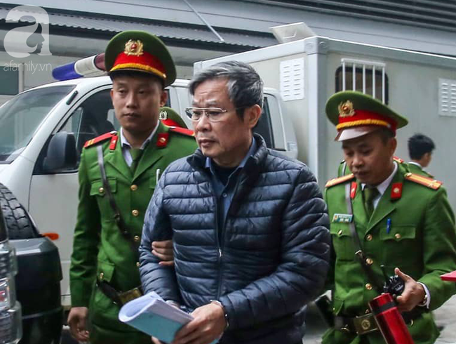 Sáng nay xét xử vụ AVG: 2 nguyên bộ trưởng Nguyễn Bắc Son và Trương Minh Tuấn trông gầy, tóc bạc, được đưa đến tòa bằng xe đặc chủng - Ảnh 2.