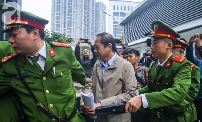 Sáng nay xét xử vụ AVG: 2 nguyên bộ trưởng Nguyễn Bắc Son và Trương Minh Tuấn trông gầy, tóc bạc, được đưa đến tòa bằng xe đặc chủng - Ảnh 3.