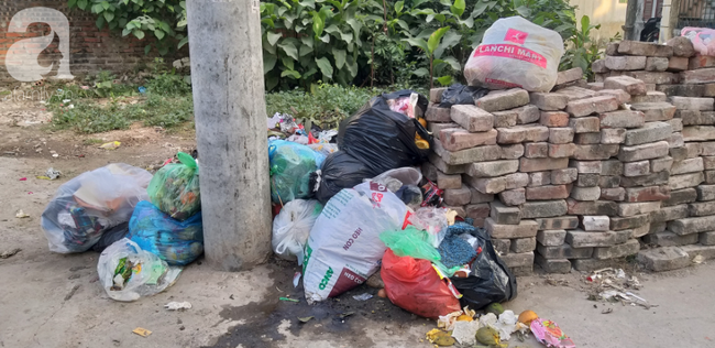 Hà Nội: Người dân khổ sở, tranh cãi nhau vì chỗ để rác bốc mùi, giòi muỗi bủa vây - Ảnh 8.