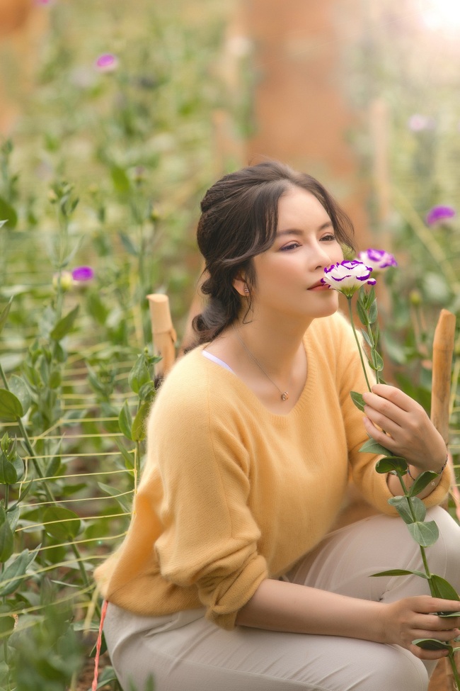 Rũ bỏ phong cách sang trọng và quyến rũ quen thuộc, Lý Nhã Kỳ trông vô cùng khác lạ hình ảnh giản dị, trẻ trung - Ảnh 9.