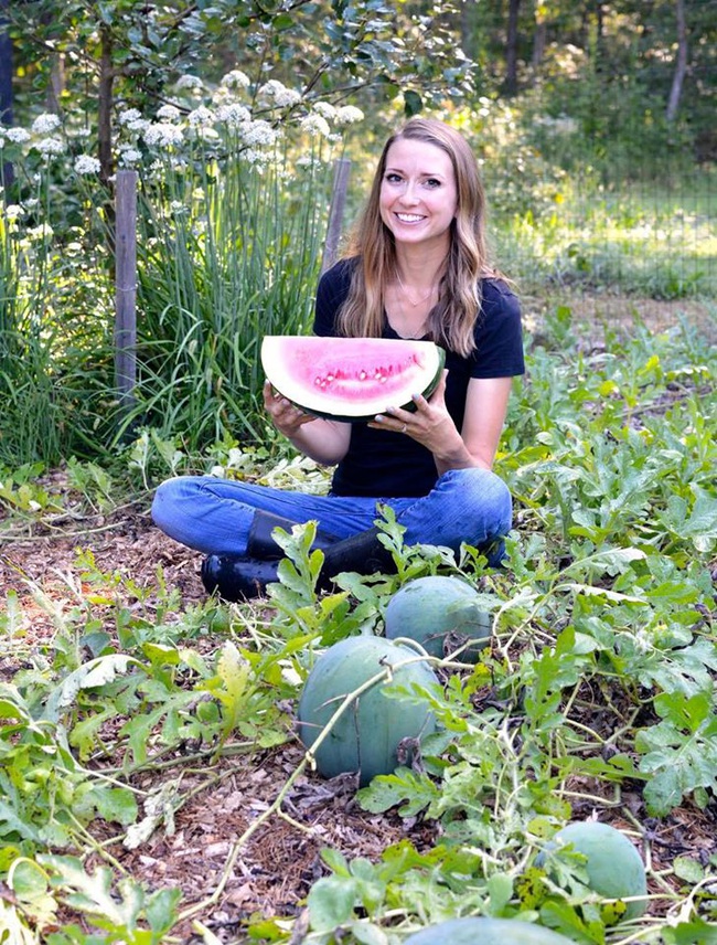 Khu vườn đủ loại rau xanh và quả ngọt của cô gái đam mê làm vườn hữu cơ - Ảnh 2.