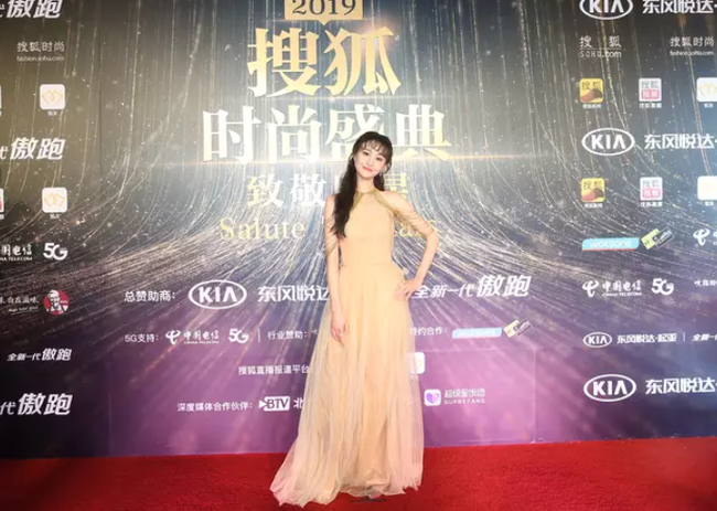 Thảm đỏ Sohu Fashion Awards 2019: Trịnh Sảng tiếp tục gây hốt hoảng với gương mặt lạ; Tống Tổ Nhi nhỏ tuổi nhưng &quot;chặt đẹp&quot; đàn anh đàn chị - Ảnh 2.