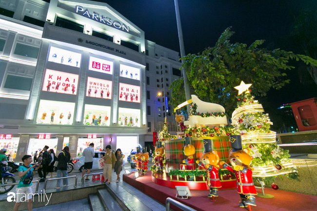 Đây chính là những cây thông đẹp nhất, &quot;sống ảo&quot; chất nhất mùa Noel năm nay ở Sài Gòn, đặc biệt gia đình nào cũng đang ùn ùn kéo tới! - Ảnh 8.