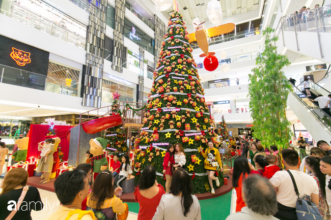 Đây chính là những cây thông đẹp nhất, &quot;sống ảo&quot; chất nhất mùa Noel năm nay ở Sài Gòn, đặc biệt gia đình nào cũng đang ùn ùn kéo tới! - Ảnh 17.