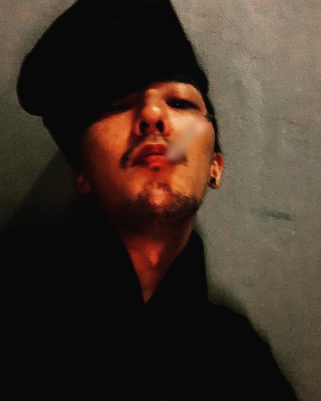 Vừa xuất ngũ chưa lâu, G-Dragon đã gây bàng hoàng với gương mặt râu ria, phì phèo thuốc lá - Ảnh 2.