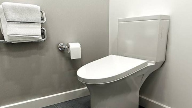 Thay đổi mới trong thiết kế bồn cầu khiến hội công sở không thể ngồi lâu trong toilet - Ảnh 1.