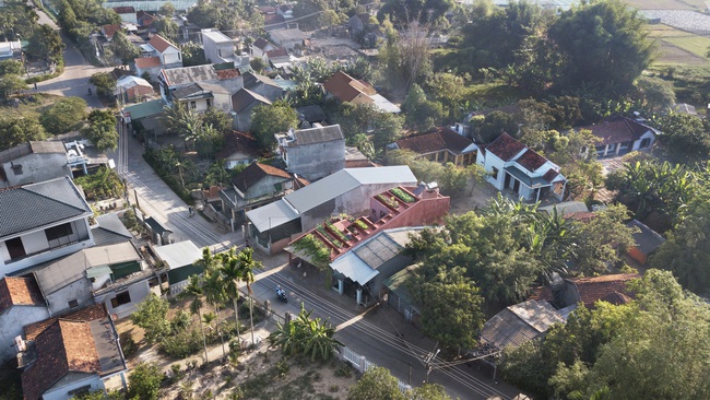 Vườn rau 7 bậc thang xanh tươi trên mái nhà của vợ chồng trung niên được các con xây tặng ở Quảng Ngãi - Ảnh 1.