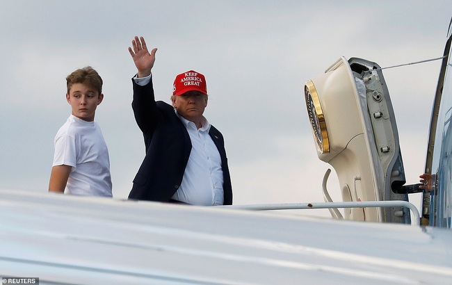 Gia đình Tổng thống Mỹ quay trở về sau kỳ nghỉ lễ, Barron Trump lại gây thương nhớ với vẻ ngoài lạnh lùng, sở hữu góc nghiêng &quot;thần thánh&quot; - Ảnh 1.