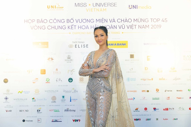 Hoa hậu H'Hen Niê mặc jumpsuit xuyên thấu: Sự chú ý của dân tình lại va ngay vào miếng lót ngực to lù lù - Ảnh 1.