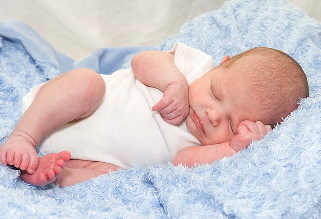 Lan Khuê thoải mái khoe con trai ngủ dáng khó, nhưng các mẹ có biết đây là tư thế nằm vô cùng nguy hiểm ở trẻ sơ sinh - Ảnh 5.