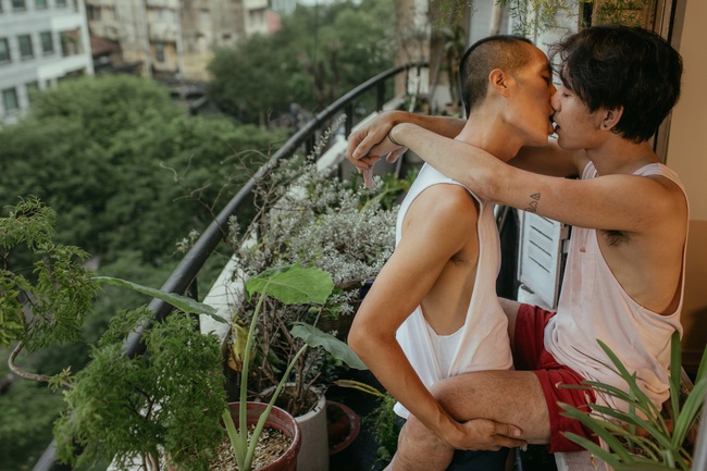 Những nụ hôn đồng tính đắm say và những khoảnh khắc an nhiên mơ ước:  Ở đây không có HIV, chỉ có tình yêu ở lại - Ảnh 1.