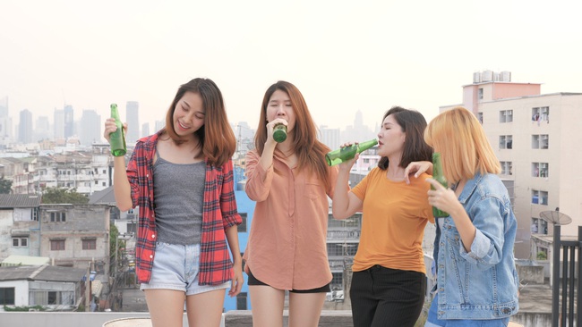 3 sai lầm phổ biến dễ gây tan vỡ tình bạn nơi công sở, chị chị em em cũng sớm xem nhau như người lạ - Ảnh 5. 3 sai lầm phổ biến dễ gây tan vỡ tình bạn nơi công sở, chị chị em em cũng sớm xem nhau như người lạ - Ảnh 5.