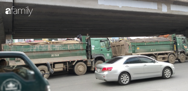 Dù ban ngày nhưng nhiều chiếc xe ô tô chở rác thải vẫn ngang nhiên hoạt động