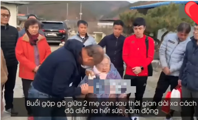 HLV Park Hang Seo xúc động đến rơi nước mắt khi gặp lại mẹ già 97 tuổi ở quê nhà - Ảnh 2.