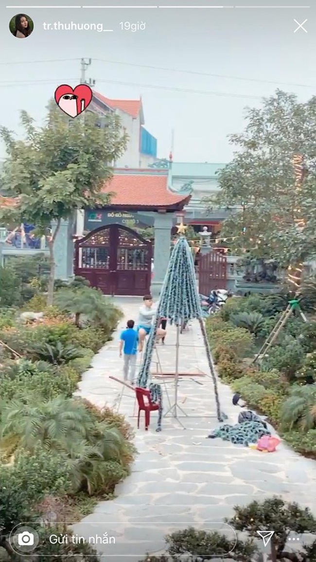 Cô dâu Nam Định được tặng 200 cây vàng ngày cưới khoe cảnh trang trí nhà cửa đón Giáng sinh, nhưng chỗ ở biệt phủ mới gây bất ngờ - Ảnh 2.