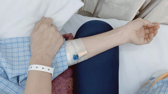 Cẩm Ly sụt cân, đi bệnh viện cấp cứu vì nhiễm trùng cánh tay, nặng đến mức hủy bỏ show diễn - Ảnh 4. Cẩm Ly sụt cân, đi bệnh viện cấp cứu vì nhiễm trùng cánh tay, nặng đến mức hủy bỏ show diễn - Ảnh 4.
