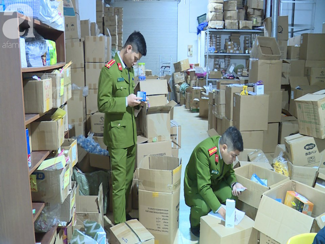 Đột nhập kho hàng thu giữ hàng nghìn sản phẩm tiêu thụ cho trẻ em, phụ nữ nghi bị nhái - Ảnh 8. Đột nhập kho hàng thu giữ hàng nghìn sản phẩm tiêu thụ cho trẻ em, phụ nữ nghi bị nhái - Ảnh 8.