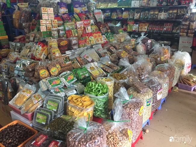 Chợ đầu mối lớn nhất Hà Nội đã tràn ngập đồ khô, bánh kẹo, mứt Tết - Ảnh 2.