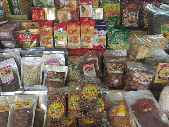 Chợ đầu mối lớn nhất Hà Nội đã tràn ngập đồ khô, bánh kẹo, mứt Tết - Ảnh 6.