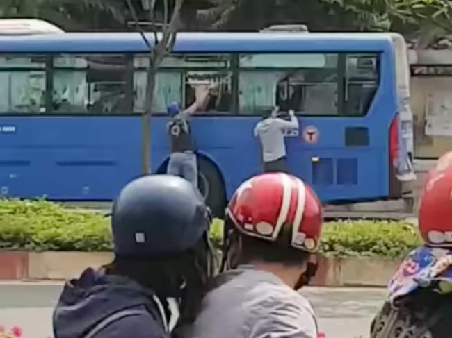 TP.HCM: Nhóm côn đồ bất ngờ chặn, tấn công dữ dội xe buýt đang chạy khiến nhiều người trên xe hoảng loạn - Ảnh 2.