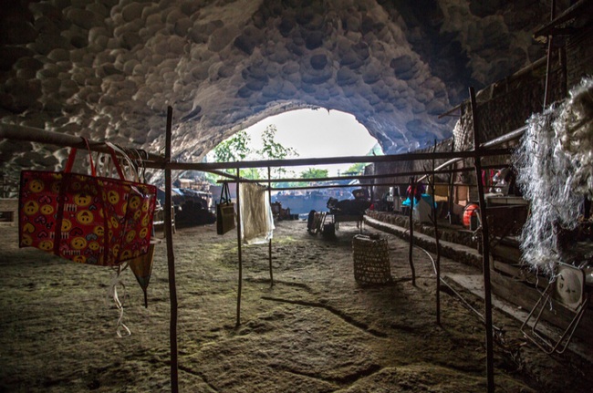 Ngôi làng đặc biệt của Trung Quốc: Khép kín hoàn toàn trong một hang động khổng lồ, chứa một trường học và khu du lịch sinh thái - Ảnh 2.