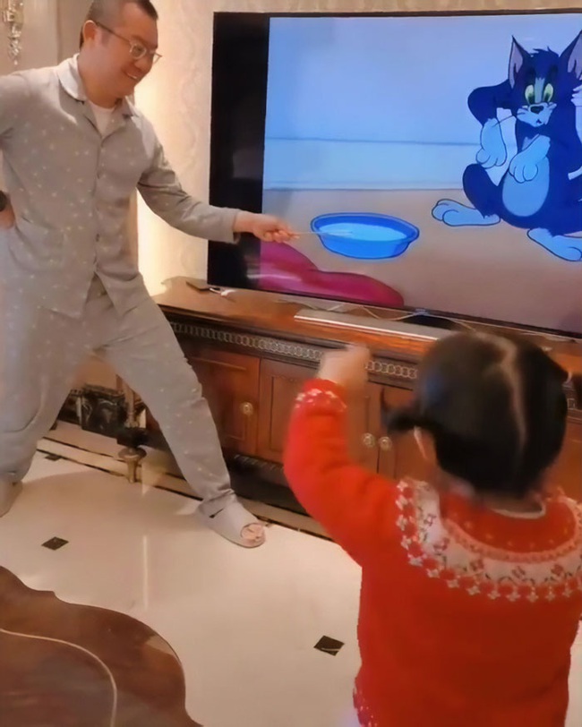 Clip triệu view: Con gái sung sướng reo hò vì bố nhập vai đóng Tom và Jerry quá chất - Ảnh 3.