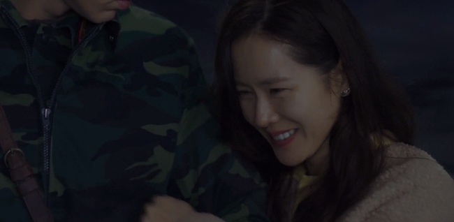 &quot;Crash Landing On You&quot; tập 4: Hyun Bin hôn vồ vập Son Ye Jin khiến ai cũng phải đỏ mặt vì quá bạo - Ảnh 4.