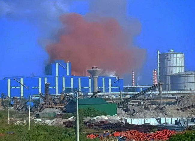 Xuất hiện khói màu hồng bất thường tại Nhà máy Thép Hòa Phát Dung Quất - Ảnh 1.