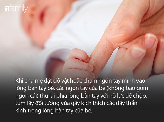 Mẹ nào thắc mắc vì sao trẻ sơ sinh có thể nắm tay chặt đến thế thì đây là câu trả lời - Ảnh 3.