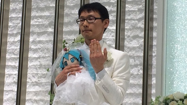 Cuộc sống hôn nhân của người đàn ông Nhật Bản sau 1 năm tổ chức lễ cưới với búp bê Hatsune Miku - Ảnh 3.